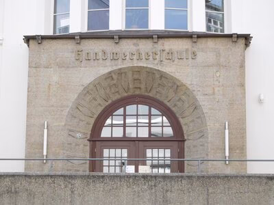 Ehemalige III. Fortbildungsschule - Haupteingangsportal - 2020