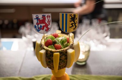 Die Dekoration der Obstplatte stand ganz im Zeichen der Städtepartnerschaft.