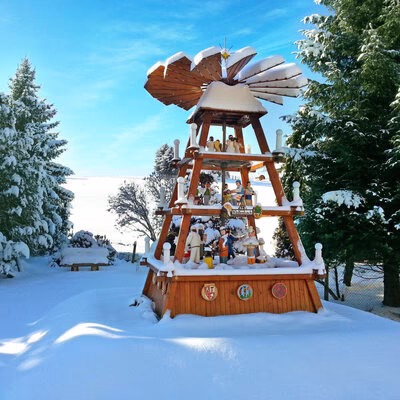 Die Pyramide im winterlichen Weiß.