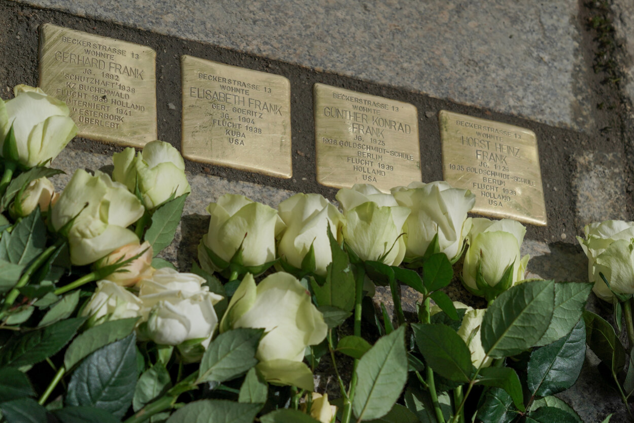 4 Stolpersteine für Familie Frank, Auf den Steinen steht: Beckerstraße 13 - Hier wohnten: Gerhard Frank, Jg. 1892, Schutzhaft 1938, KZ Buchenwald, Flucht 1939 Holland, interniert 1941, Westerbork, überlebt  |  Elisabeth Frank, geb. Goeritz, Jg. 1904, Flucht 1938, Kuba, USA  |  Günther Konrad Frank, Jg. 1925, 1938 Goldschmidt-Schule Berlin, Flucht 1939, Holland, USA  |  Horst Heinz Frank, Jg. 1926, 1935 Goldschmidt-Schule Berlin, Flucht 1939, Holland, USA