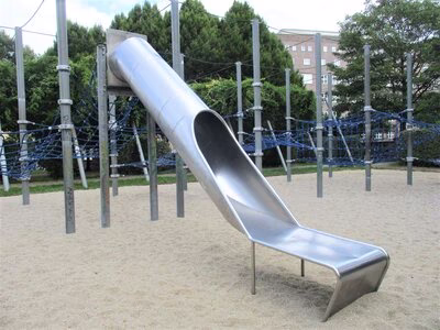 Spielplatz im Park der Opfer des Faschismus, Rutsche