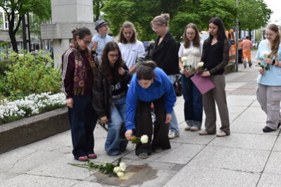 Schülerinnen des Georgius-Agricola-Gymnasiums Chemnitz legen Rosen am Stolperstein nieder.