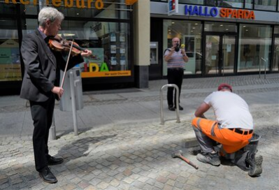 Verlegung der Stolpersteine der Famiie Gliksman mit Musikbegleitung