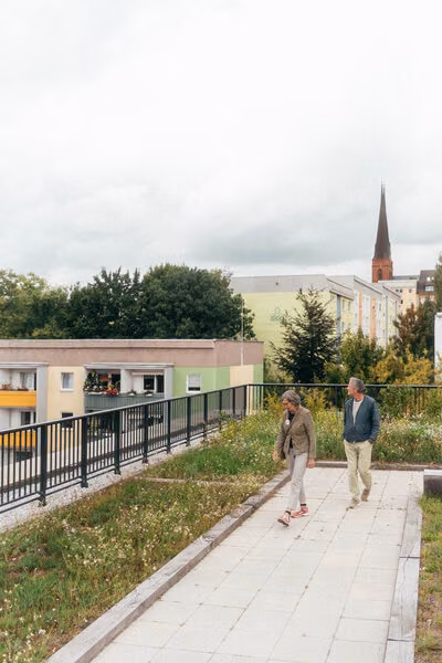Zwei Besucher auf dem Schuldachgarten in Chemnitz.