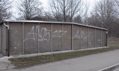 So unschön sah die Garagenwand vor der Verschönerung aus