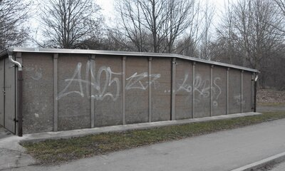 So unschön sah die Garagenwand vor der Verschönerung aus