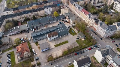 Das Drohnenfoto zeigt die Stadtwirtschaft und deren Lokalisation von außen.