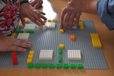 Öffentliche Werkstatt zum Teilhabeplan der Stadt Chemnitz am 20.6.2019: An einem Modell konnten sich sehbehinderte Besucher einen Überblick über den Raum verschaffen.