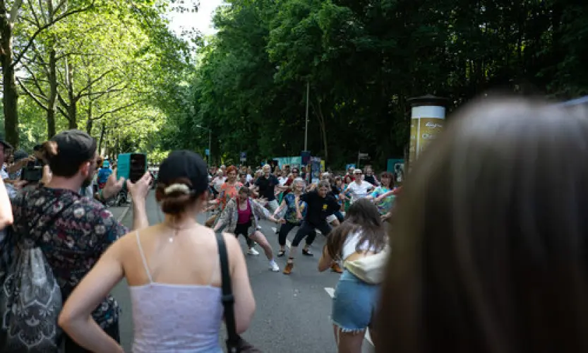 Tanzende Nachbarn im Freien