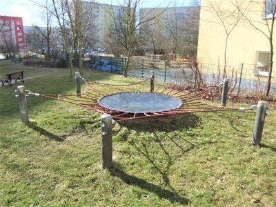 Spielplatz Alfred-Neubert-Straße 24, Sechseck-Sprungnetz