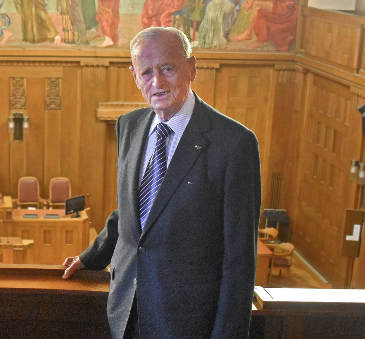 Carl H. Hahn steht an der Brüstung im Stadtverordnetensaal des Chemnitzer Rathauses und lächelt in die Kamera. Er ist zu dem Zeitpunkt des Bildes 94 Jahre alt.
