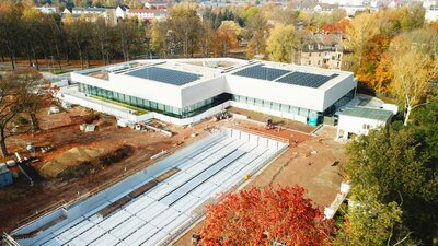 Oktober 2024: Das 50-Meter-Außenbecken ist fertiggestellt, die Arbeiten am Freizeitbecken haben begonnen.