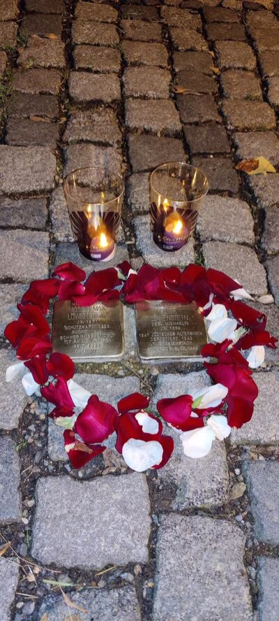Lichter an geputzten Stolpersteinen für die Familie Löwenstein
