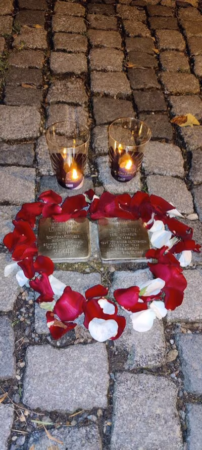 Lichter an geputzten Stolpersteinen für die Familie Löwenstein