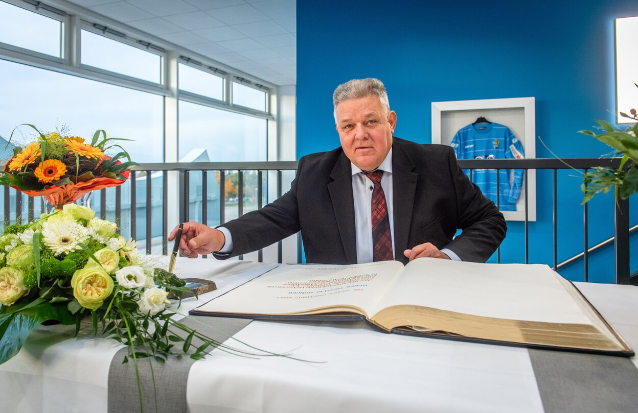 Dietmar Hunger trägt sich in das Goldene Buch der Stadt Chemnitz ein