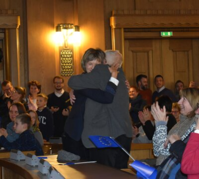 Oberbürgermeisterin Barbara Ludwig freut sich mit dem ehemaligen Schauspieldirektor Hartwig Albiro, der auch zum Präsentationsteam Chemnitz2025 gehört.