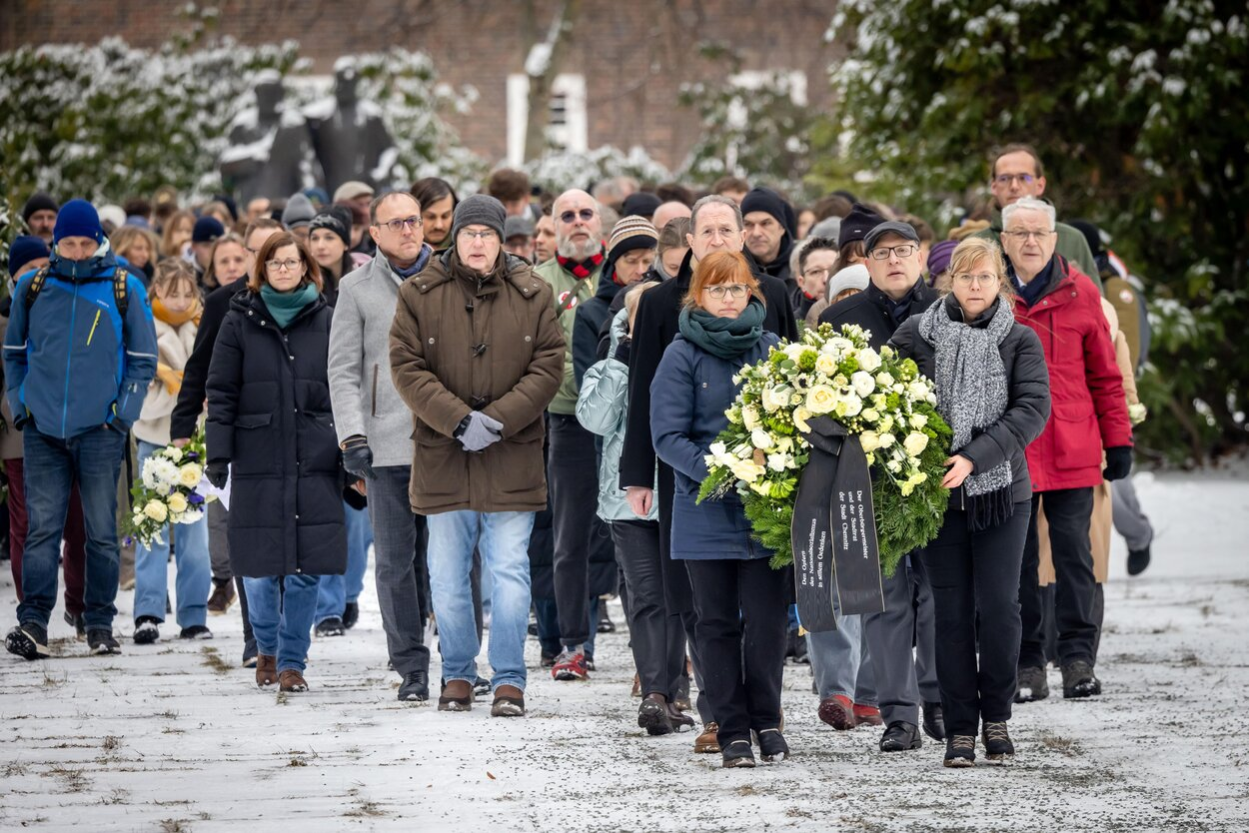 Oberbürgermeister Sven Schulze, weitere Vertreter:innen der Stadt Chemnitz sowie der Stadtratsfraktionen gingen vom Rondell vor dem Georgius-Agricola-Gymnasium Chemnitz zum Mahnmal und legten Kränze nieder.
