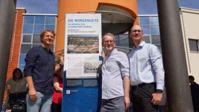 Bürgermeister Stötzer steht vor der Informationsstele Morgenleite am Vita-Center
