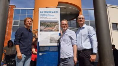 Bürgermeister Stötzer steht vor der Informationsstele Morgenleite am Vita-Center