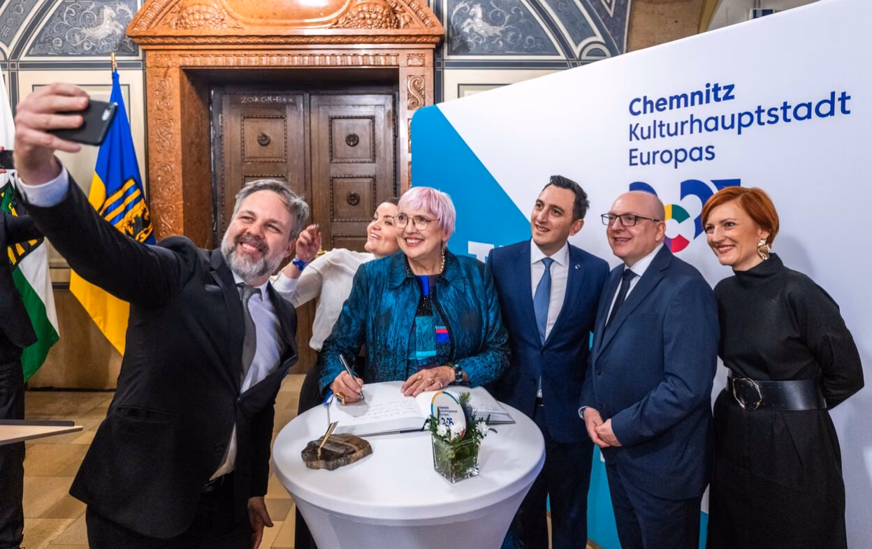Staatsministerin für Kultur und Medien, Claudia Roth, trägt sich in das Kulturhauptstadt-Buch ein.