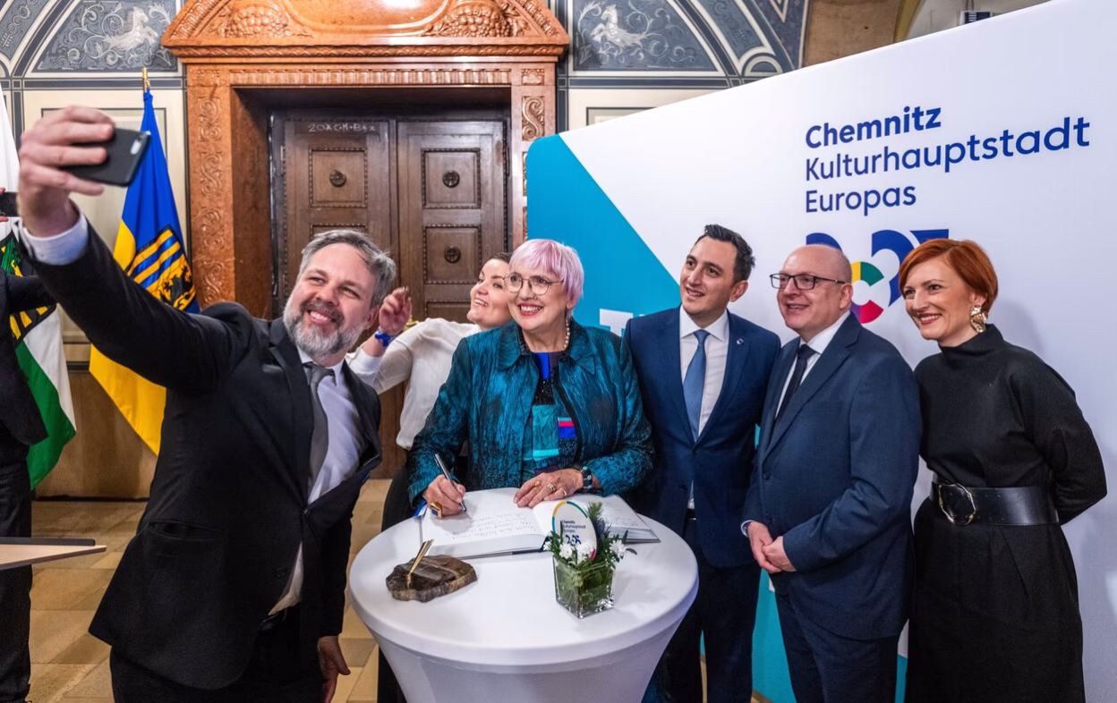 Staatsministerin für Kultur und Medien, Claudia Roth, trägt sich in das Kulturhauptstadt-Buch ein.
