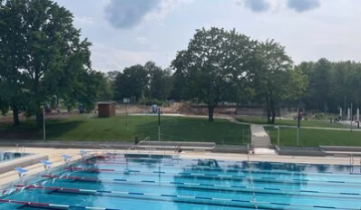 50-Meter-Schwimmbecken im Freibad Bernsdorf, Liegewiese im Hintergrund