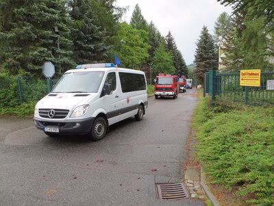 Kolonnenfahrt von Fahrzeugen des Katastrophenschutzes während eines Einsatzes