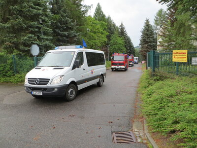Kolonnenfahrt von Fahrzeugen des Katastrophenschutzes während eines Einsatzes