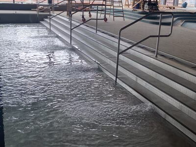 Testbefüllung des Schwimmbeckens