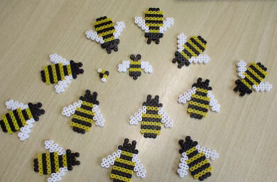 Aus Perlen gebastelte Bienen