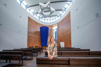 Dr. Ruth Röcher im Gebetsraum der Synagoge in Chemnitz.