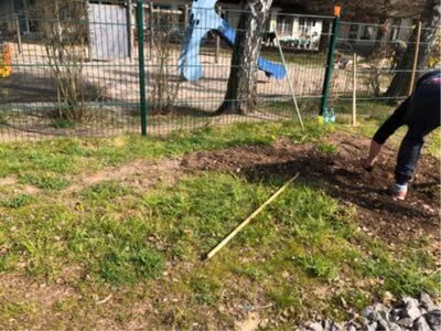 [Translate to English:] Der Bereich für die Blumenwiese wird vorbereitet