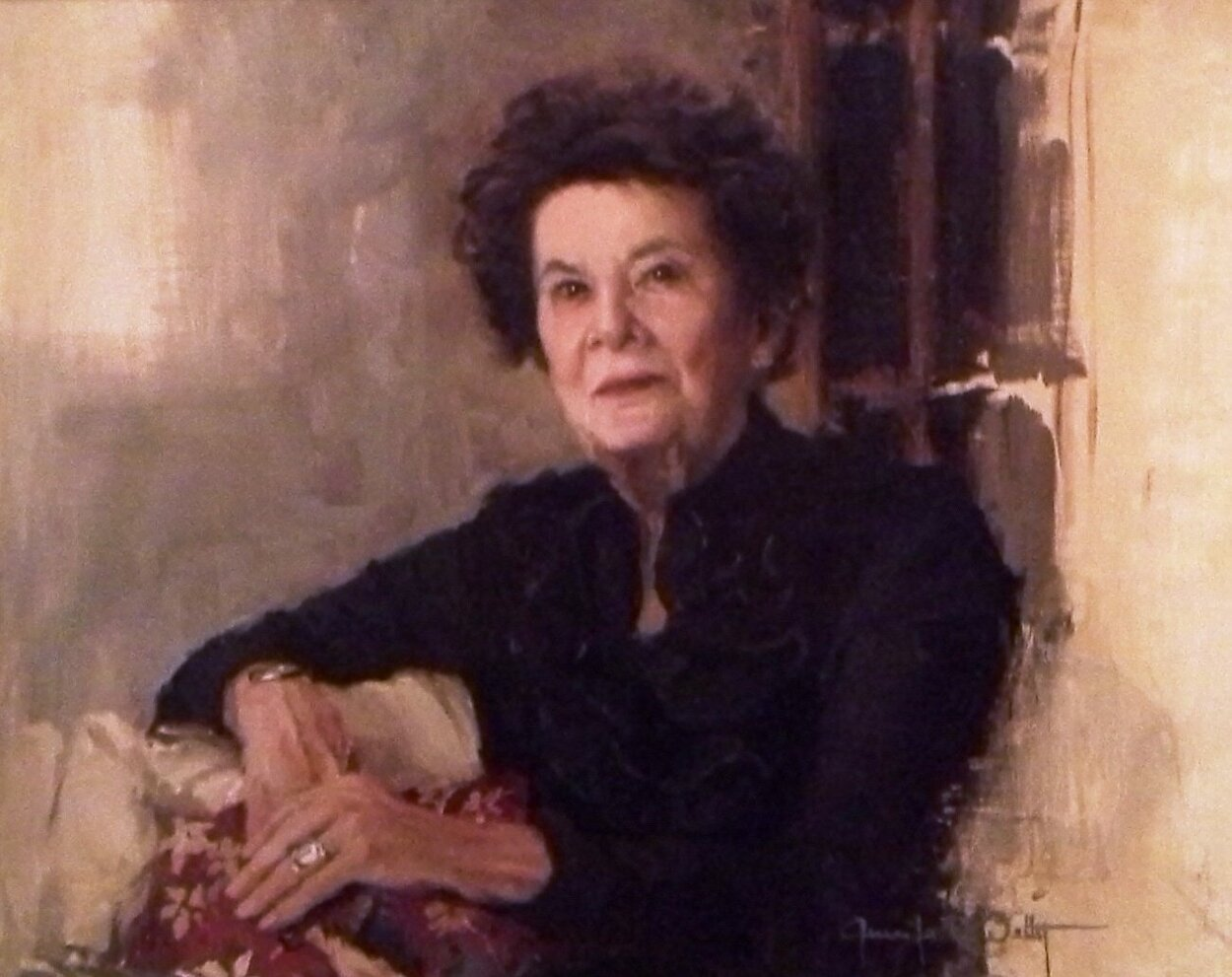 Das Foto zeigt ein Gemälde von Liesel Sabloff als ältere Frau. Ihr dunkles Haar trägt sie eher kurz. Das Gemälde zeigt sie sitzend mit einem schwarzen Kleid und einem Jäckchen darüber.
