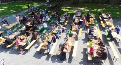 Zum Weltspieltag lädt das Deutsche SPIELEmuseum alljährlich am 28. Mai in Kooperation mit dem Erlebnispädagogischen Zentrum in den Küchwald ein, wo vor allem XXL-Spielemöglichkeiten im Außenbereich im Vordergrund stehen. Auch der Internationale Puzzletag am 29. Januar ist ein jährliches Highlight im Deutsche SPIELEmuseum. Natürlich kann auch am Weltspieltag gepuzzelt werden, wie hier bei der Schmidt Puzzle Championship.