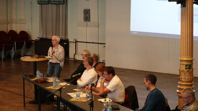 Podium und Referentin Frau Dr. Stich