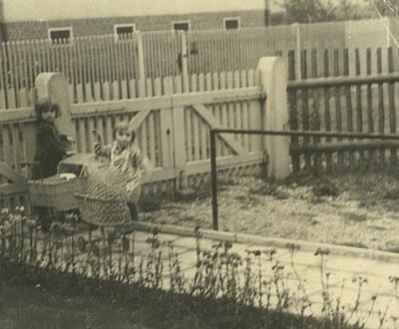 Regina Schettler wohnte bis zum 5. März 1945 auf der Dorfstraße 6, der heutigen Paul-Gruner-Straße.