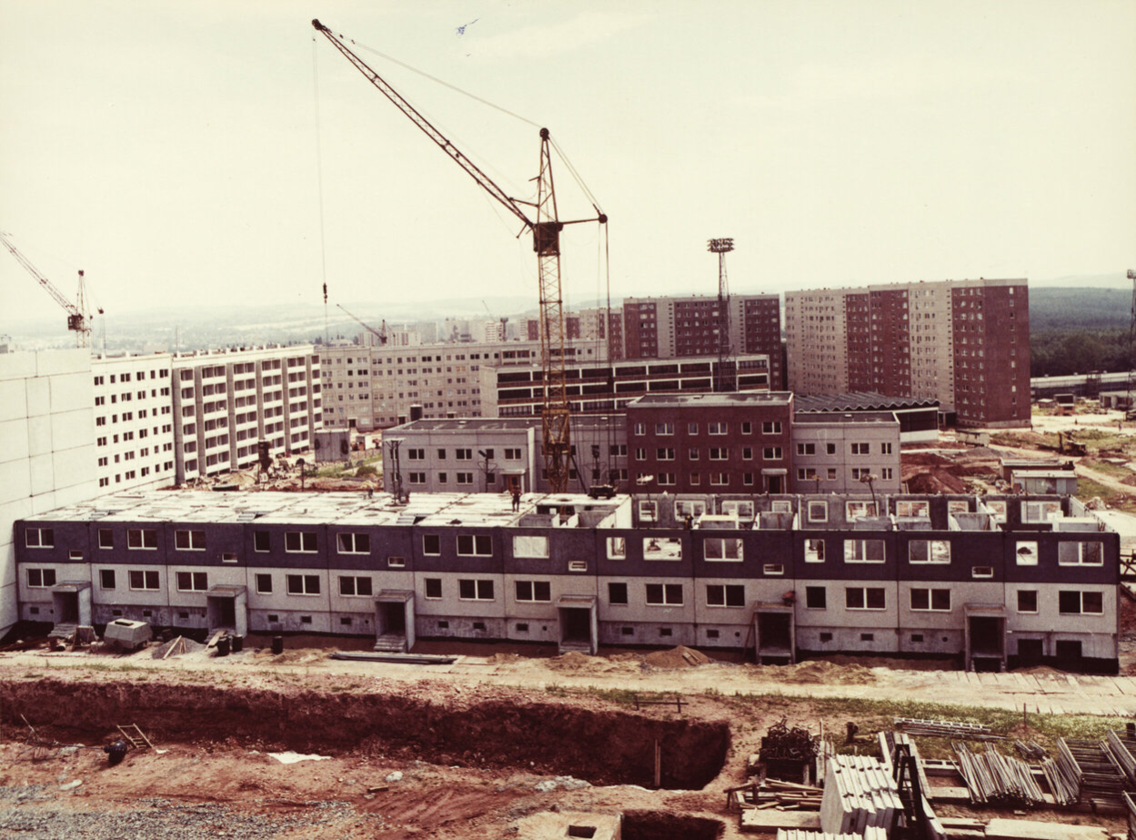 Das Bild um 1982 zeigt eine Baustelle mit Plattenbauten auf der Johannes-Dick-Straße, die gerade errichtet werden.