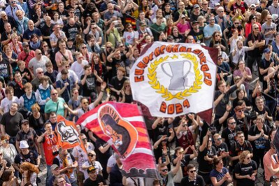 Der Markt war rappelvoll, die Fans hatten zum Teil Banner und Plakate gebastelt.