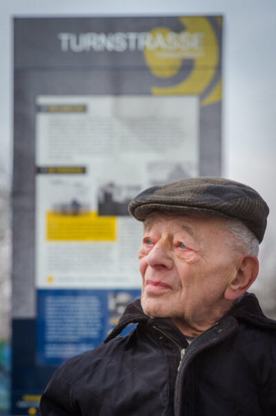Einweihung der Informationsstele 'Kinder im Krieg' auf der Turnstrasse im Rahmen des Chemnitzer Friedenstages. Im Bild ist Justin Sonder vor der Info-Stele zu sehen.
