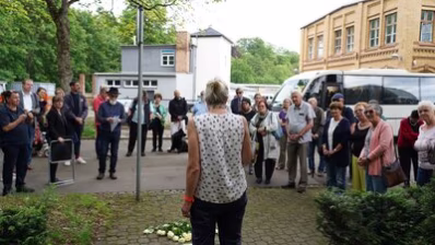 Willy Lessers Enkelin spricht anlässlich der Stolpersteinverlegung in Chemnitz