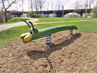 Spielplatz Auepark-Süd, Balancierraupe