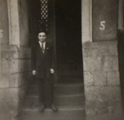 Roland Kaden zur Jugendweihe 1951 vor dem Hauseingang Sonnenstraße 5