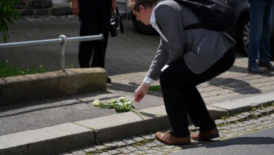 Rosenbeilegung an den Stolperstein von Julius Strauß