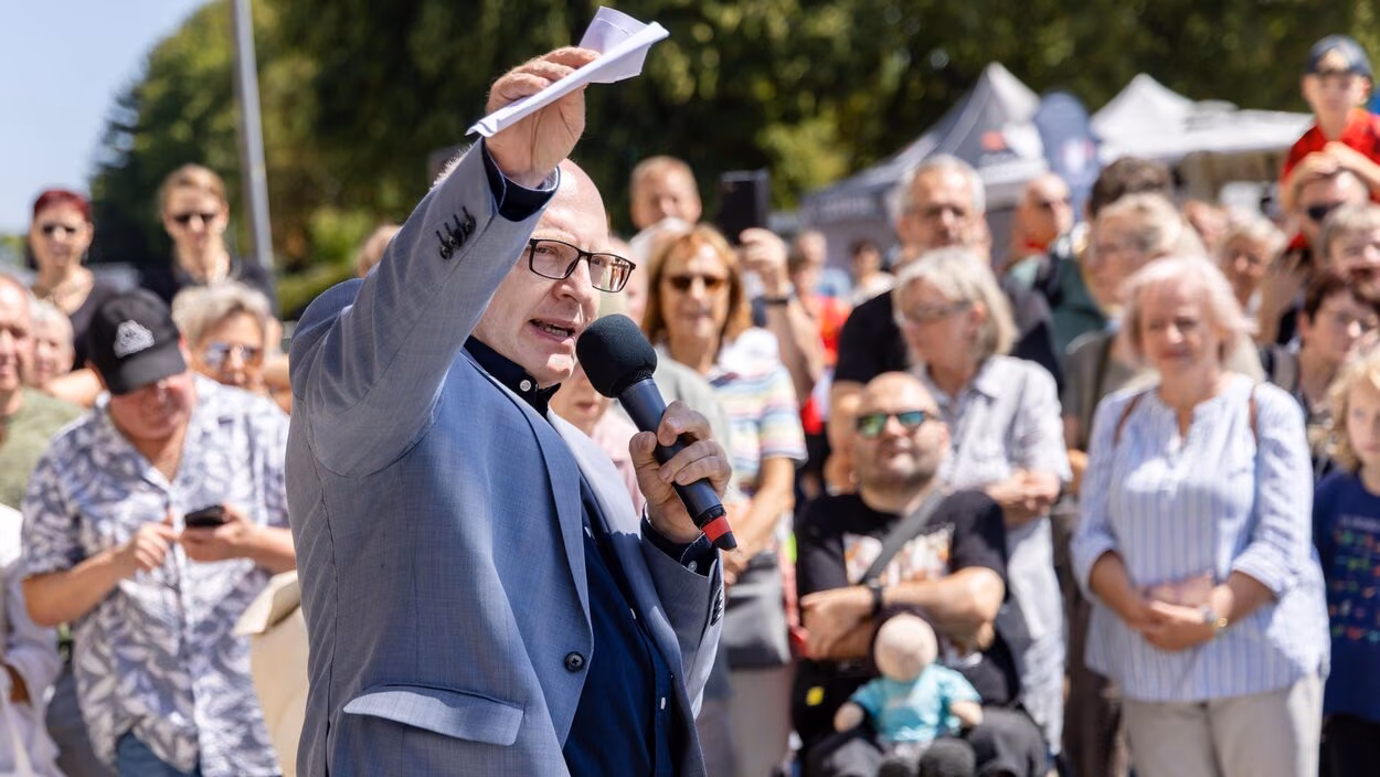 Oberbürgermeister Sven Schulze eröffnet im Sportforum Chemnitz den Walk of Fame des Sports vor zahlreichen Gästen.