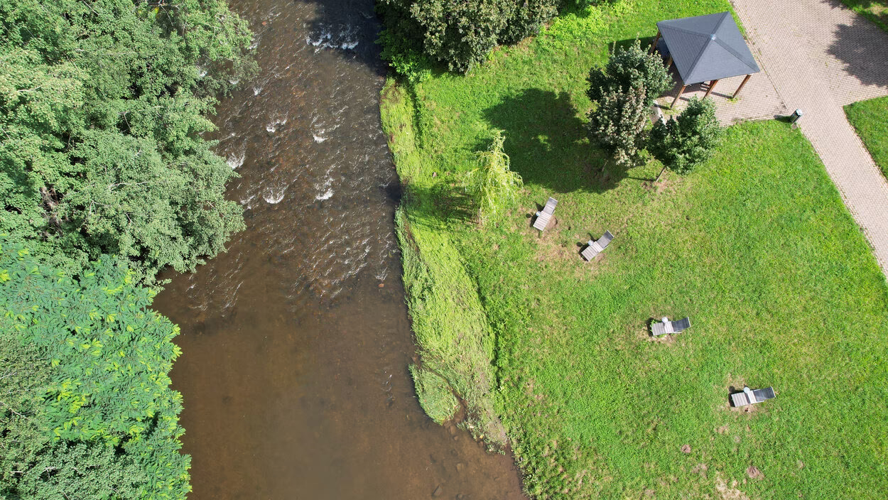 Luftbild des Nordparks in Chemnitz mit Fluss, Liegen und Pavillon.