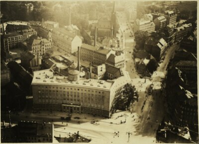 Das markanteste Gebäude am Falkeplatz ist die Deutsche Bank, hier eine Luftaufnahme um 1930.