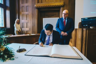 Luthfur Rahman, Executivmitglied des Council für Schule, Kultur und Freizeit der Stadt Manchester, bei seiner Eintragung ins Goldene Buch der Stadt Chemnitz