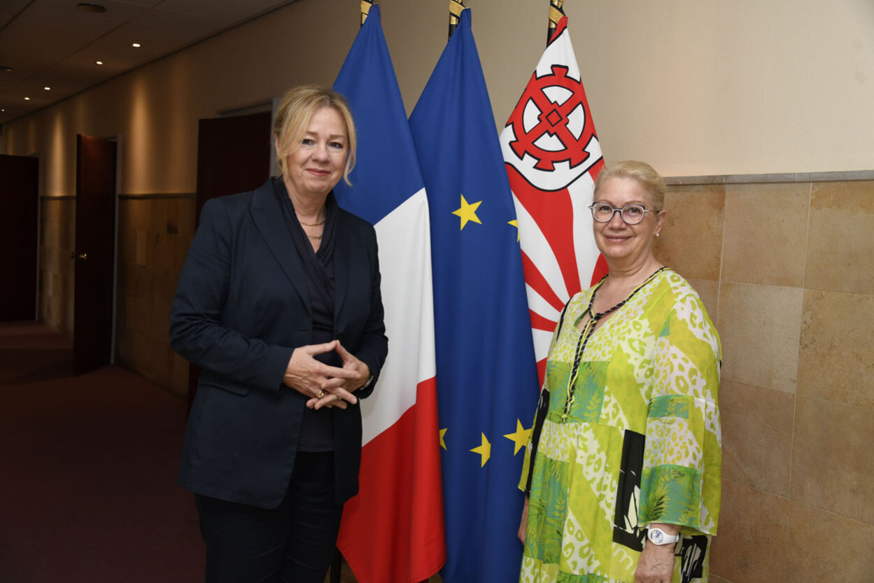 Michèle Lutz, Oberbürgermeisterin von Mulhouse (r.), empfängt Bürgermeisterin Dagmar Ruscheinsky in Mulhouse.
