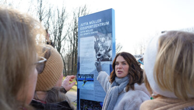 Kati Witt zeigt die neue Stele zum Jutta Müller Eissportzentrum
