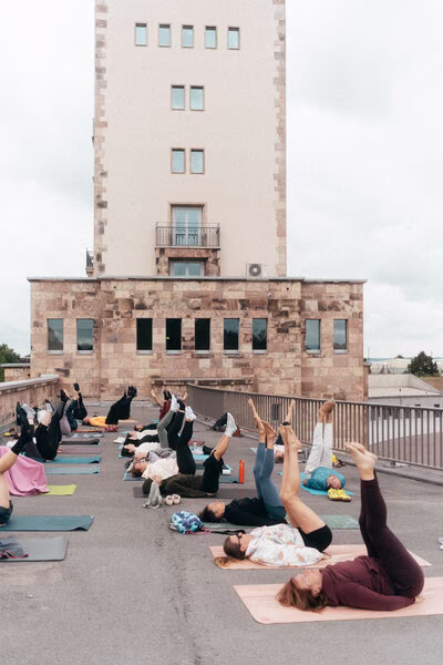 Yoga-Kurs auf dem Dach mit Blick auf den Marathonturm in Chemnitz.